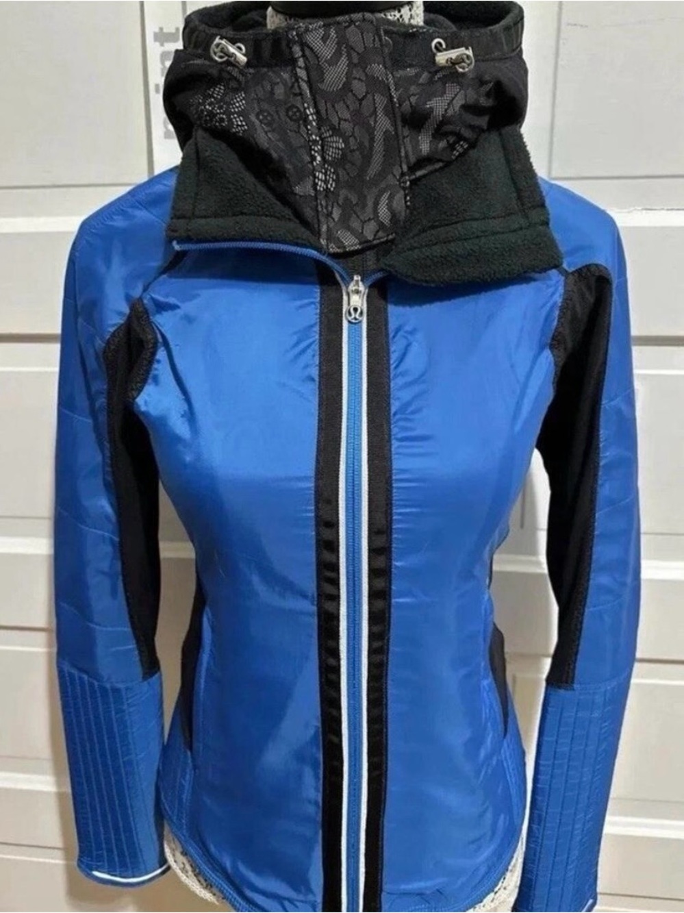 LULULEMON Bundle Up Jacket Hoodie Size 4 Beaming Blue Black Removable $198